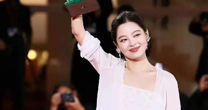 曝辛芷蕾翟天临分手原因，男方无缝衔接新欢，辛芷蕾情伤后冲事业