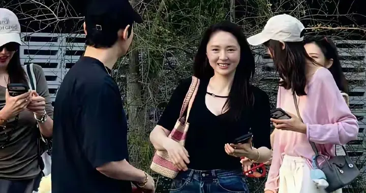 黄晓明董璇佟丽娅三亚偶遇，路人拍照超配合，太接地气了