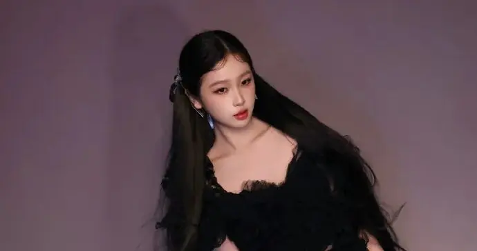 欣欣子黑纱魅影，蝴蝶梦境翩然入画