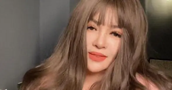 千百惠曾自曝身体问题，一直戴假发，何静评论区沦陷，本人发声！