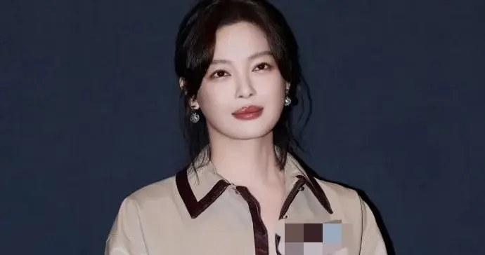 39岁辛芷蕾换风格后气质大变！穿卡其色皮夹克+半身裙 高级又洋气