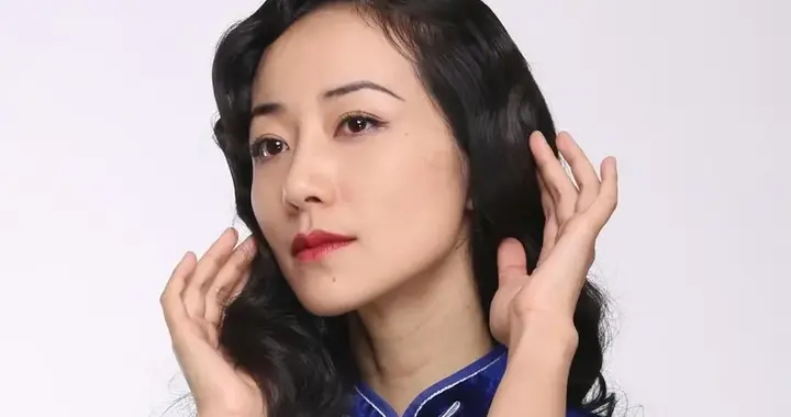 明星高清写真鉴赏｜韩雪，丝绒旗袍的复古韵味，宝蓝色太戳心