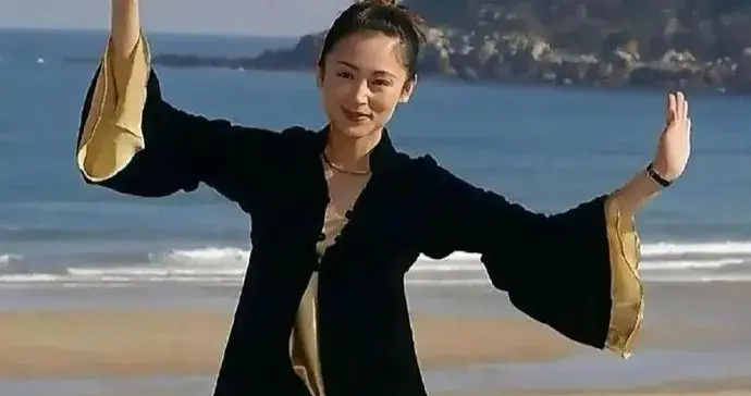 陈红年轻时的颜值真的惊为天人，明艳又大气，美得毫无死角