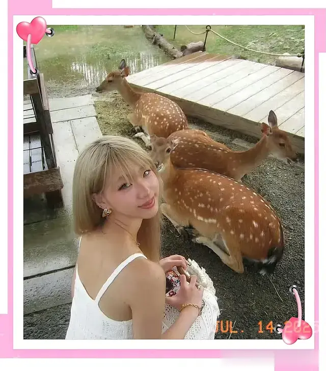 小S一家无视S妈网上求救，大女儿晒海边度假照，金发色欧美范十足