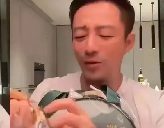 汪小菲直播吃咸肉粽子，表情有点想哭，大S最爱吃粽子！