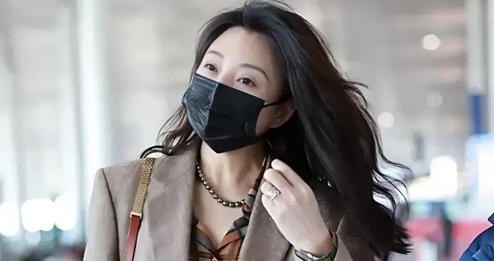 被45岁殷桃的穿搭惊艳到！美拉德西装+衬衫+阔腿裤 时髦减龄又洋气