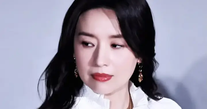 董洁穿一万块白衬衣很美，阔腿裤搭配细跟高跟鞋，160cm穿出175cm