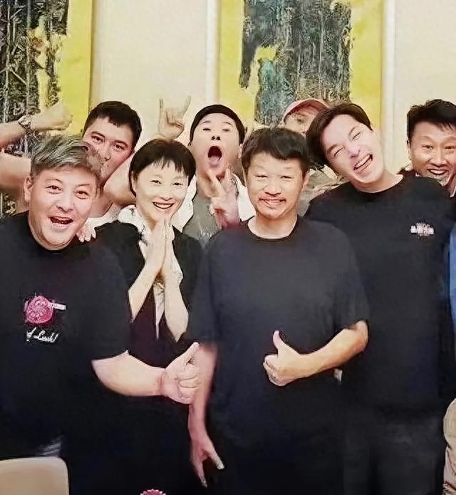 穿衣搭配 吴越头发稀疏断崖式衰老，秃眉下垂像奶奶，蒋勤勤半分都比不上