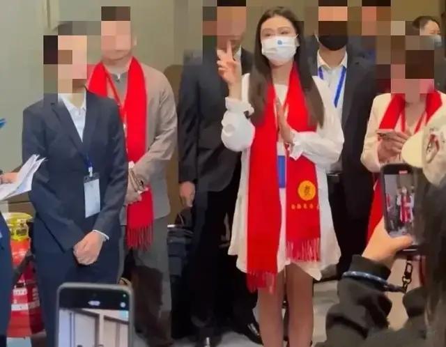 58岁王祖贤抵达无锡！白裙飘飘重现“聂小倩”仙姿，岁月不败美人