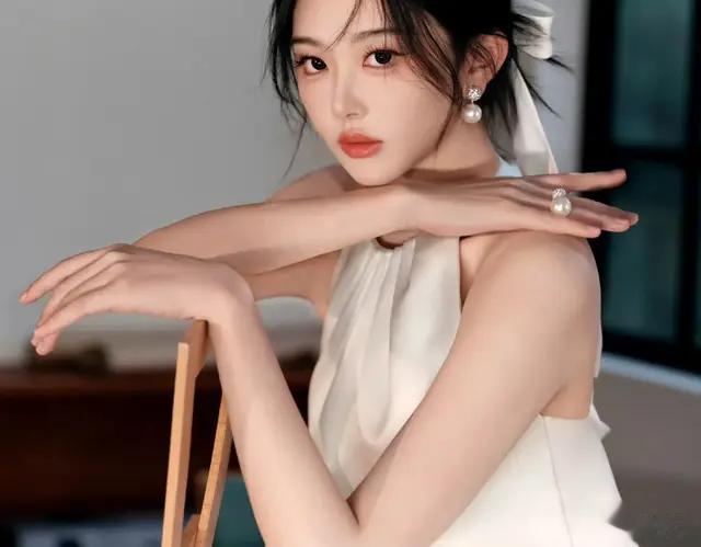 孔雪儿纯白挂颈连衣裙