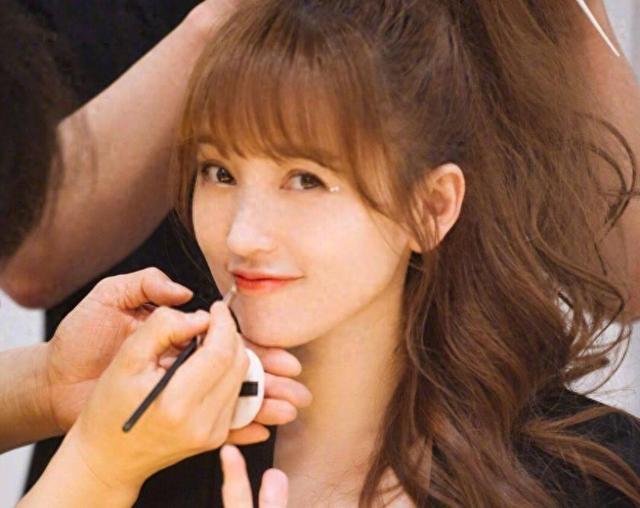 事实证明，曾是无数人“白月光”的金莎，已然走上演员的另一条路