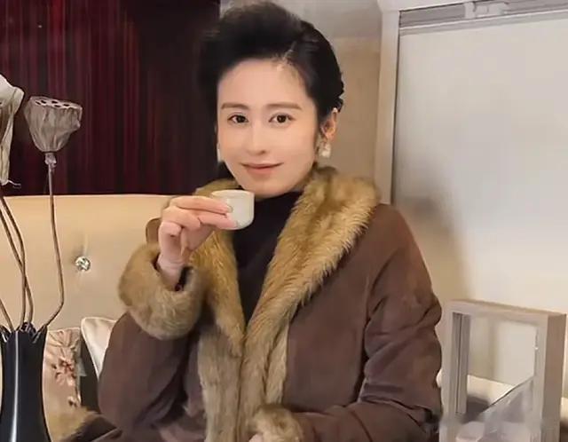 付辛博老婆晒百万奔驰房车，冰箱双人床沙发一应俱全，颖儿享福了