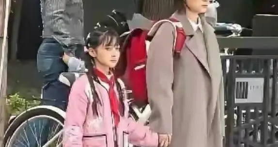 孙俪女儿近照流出，和妈妈撞脸到认不出，终于懂啥叫“基因开挂”
