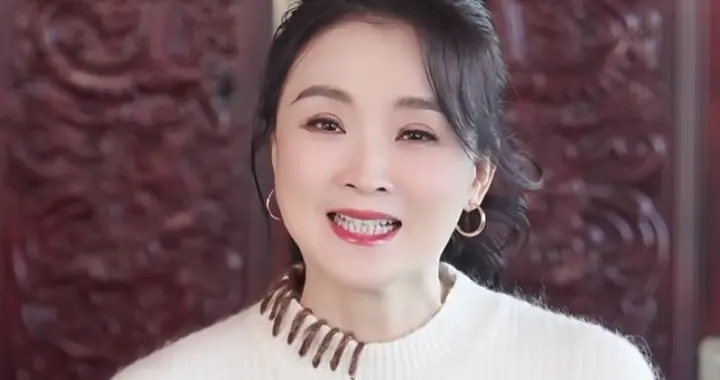 王艳分享春节刮油妙招，白毛衣低马尾出镜，气质温婉尽显优雅美貌