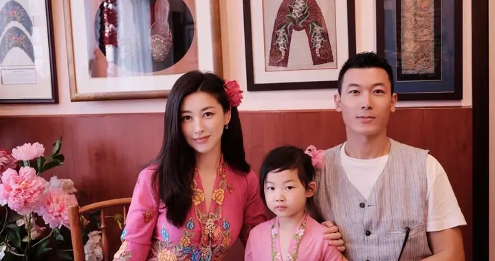 朱珠分享一家三口新加坡游玩美照，好温馨幸福