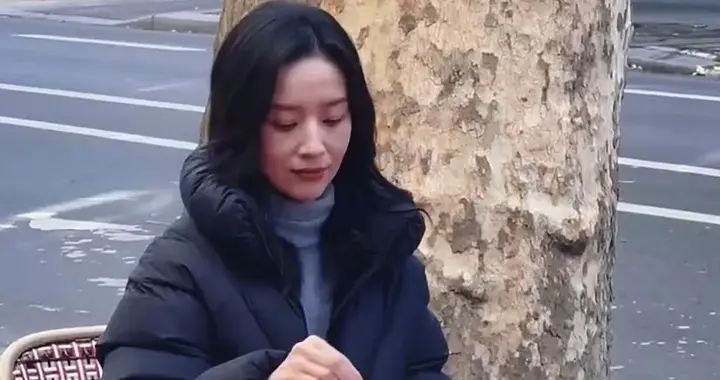 45岁董洁在巴黎街头出现，穿着羽绒服，身材苗条，个子看起来好矮