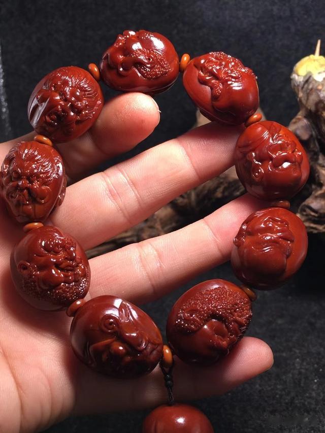 青铜器|橄榄核反碱是什么意思？核雕手串反碱后影响盘玩吗？