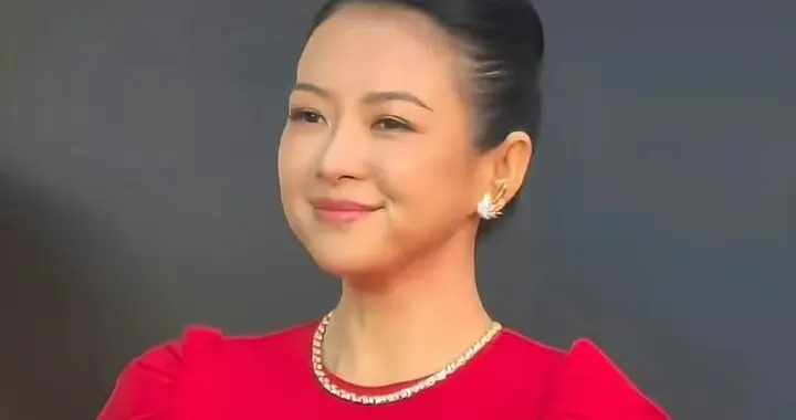 章子怡新造型再次翻车！虎腰熊背，大肚腩突出，网友还以为是替身