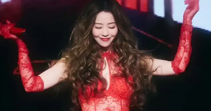 张靓颖演唱会造型封神！红色蕾丝裙装随风摇曳，粉丝赞是顶级魅魔