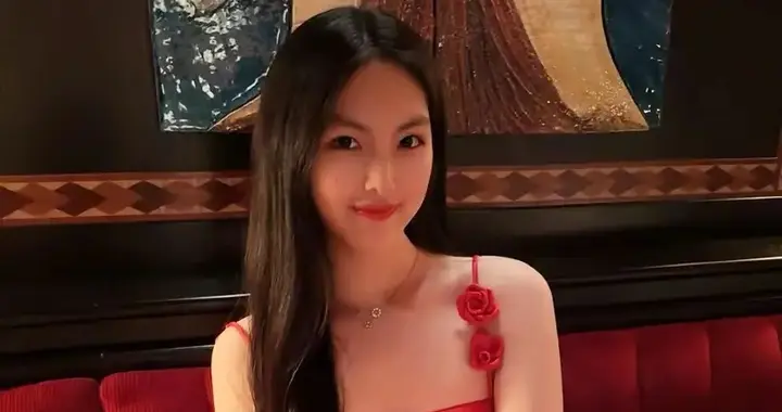 王诗龄在英国过年，戴着30万的首饰吃年夜饭，生活越来越西式化了