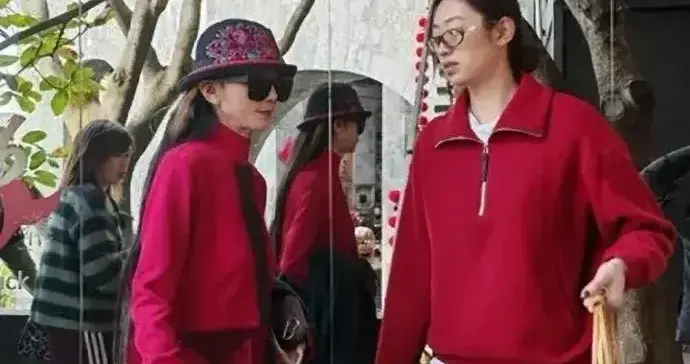 杨丽萍被偶遇，纯素颜下巴叠出5层褶，原生指甲长又白看着很粗糙 ???