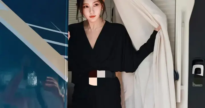 李一桐原来这么有“料”！穿深V连衣裙+长筒靴，凹凸感好抢镜！