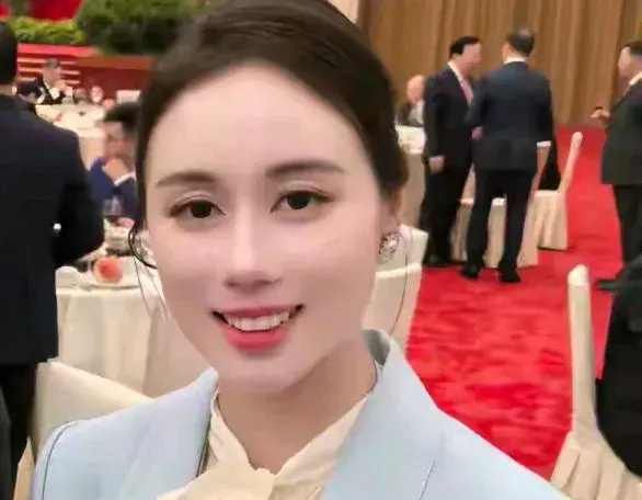 霍启山，何超欣参加建国75周年招待会上热搜，男帅女靓！好养眼！