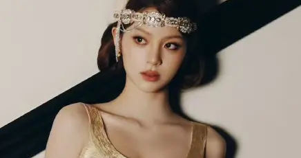 欧阳娜娜cos黛茜，鎏金裙勾勒曼妙曲线，复古氛围感超绝！