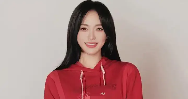 唐嫣当妈后气质越发年轻！红色印花卫衣+格纹半裙+靴子 时髦又高级