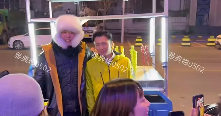 原来谢霆锋也是南方小土豆在哈尔滨跟卖糖葫芦大哥合影的他好娇小