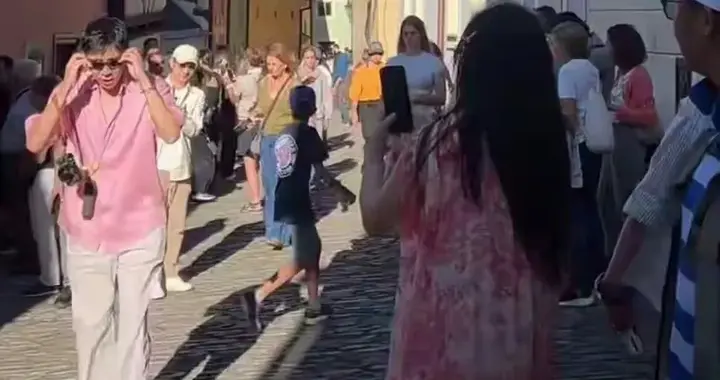 俞灏明王晓晨捷克游被偶遇，穿情侣装，王晓晨为俞灏明拍照好甜蜜