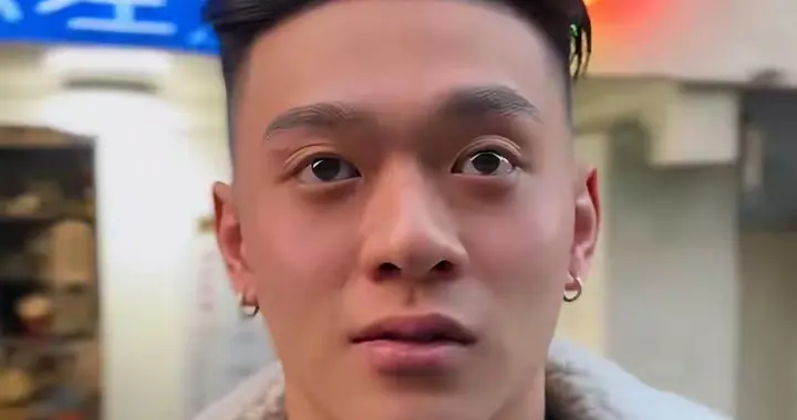 23年后，陈宝莲留下的未满月孩子已长大，打着耳钉，嘻哈乐队出道