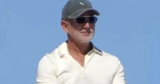 贝佐斯游艇上度假，穿白色短袖清新减龄，还邀请了劳伦桑切斯前任