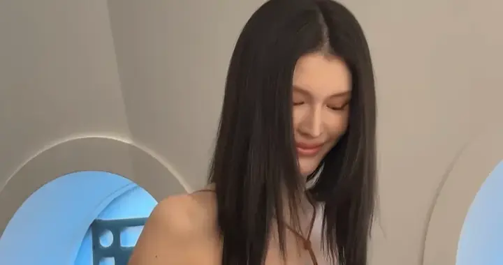 网友晒何穗活动路透图，她个子高皮肤很白，但是很男人相颜值一般