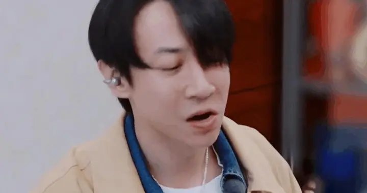 笑不活！张维伊遭全网嫌弃，翻开他的评论区，网友真是句句扎心窝