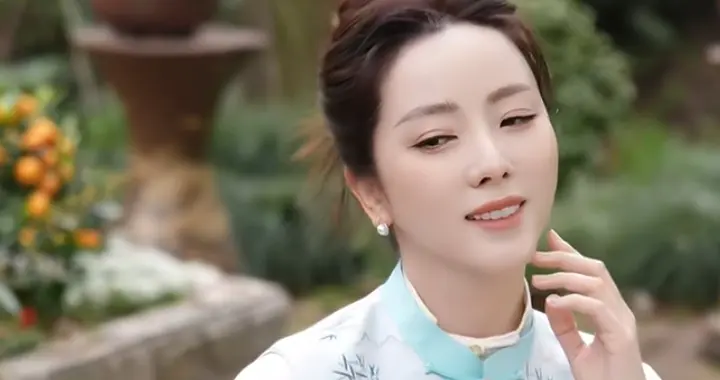 李思思蜀锦直播预热造型，国风马甲配丸子头，温婉大方自带书卷气
