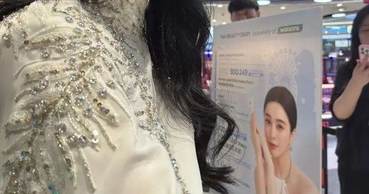 新加坡樟宜机场遇到传说中的女神，近距离看到44岁的她还是那么美