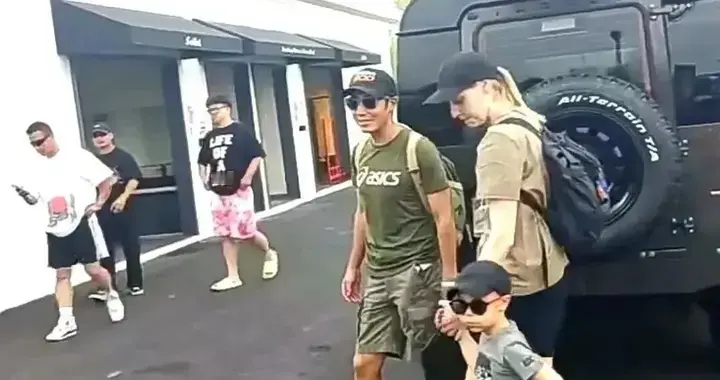 撒贝宁夫妻开300万大G接娃！加拿大岳父罕见露面，一家三代超温馨