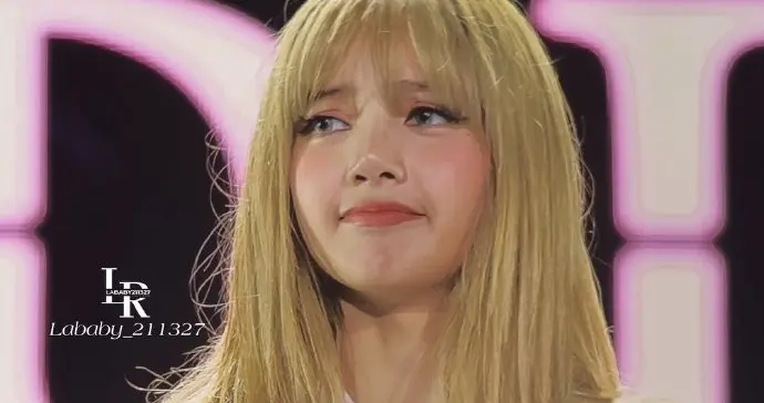 Lisa现在恢复铁刘海也回不到从前了，粉丝修图也没用，脸部发福了