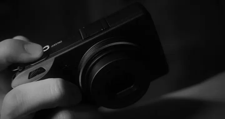 不到徠卡黑白機1/4！理光GR IV Monochrome性價比“爆棚”