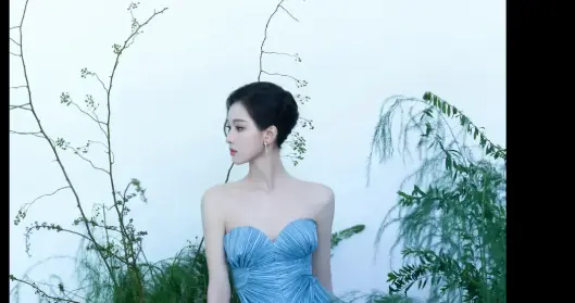 陈都灵写真大片，蓝色抹胸套装，气宇不凡！