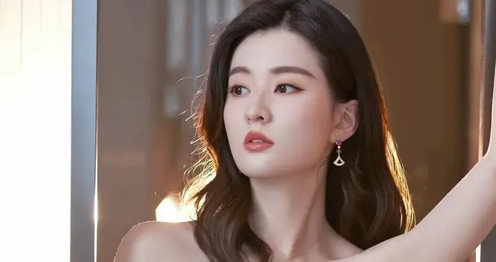 乔欣身着纯白长裙惊艳亮相，优雅性感交织出满分氛围感