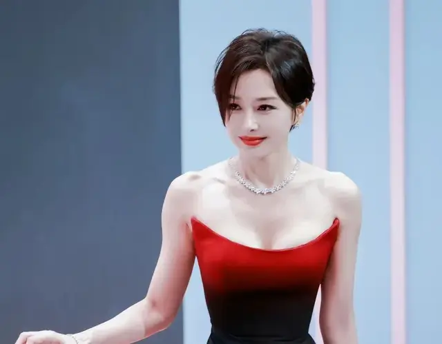 秦岚短发造型随意洒脱，网友：还是长头发有感觉！