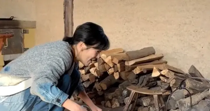 杨乐乐到小镇生活住木屋，自己做柴火饭喂鸭子，日子过得像单身