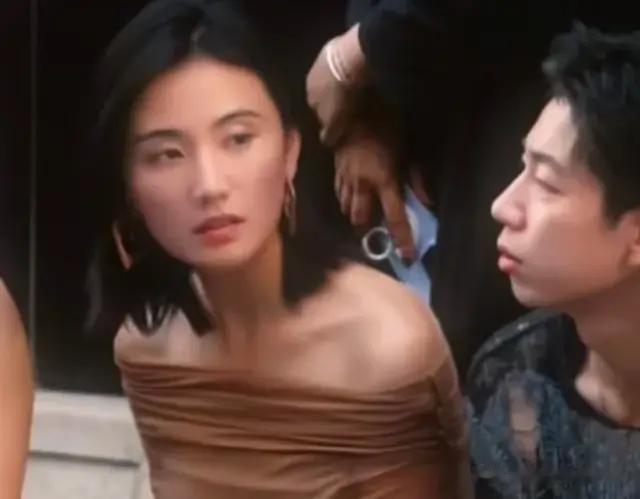 李亚鹏老婆上海看秀，海哈金喜瘦到眼窝凹陷，175身高腰臀比绝了