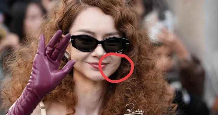 戚薇现身Mugler大秀，脸部凹凸不平排骨胸，内娱畸形审美好吓人