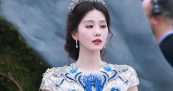刘诗诗头戴王冠红毯开场，凭啥美上热搜？凭啥梦回龙葵？
