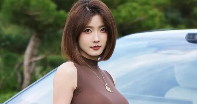 聂小雨不愧是大网红，皮肤白到发光 表情冷艳，这身材看一眼就沦陷