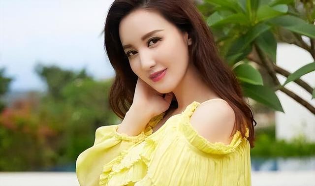 从环球小姐到亿万老板娘，靠身材博出名头的张萌，到底经历了什么