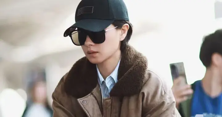 万茜剪了超短发后真时髦！棕色夹克+牛仔裤+厚底靴，高级又洋气